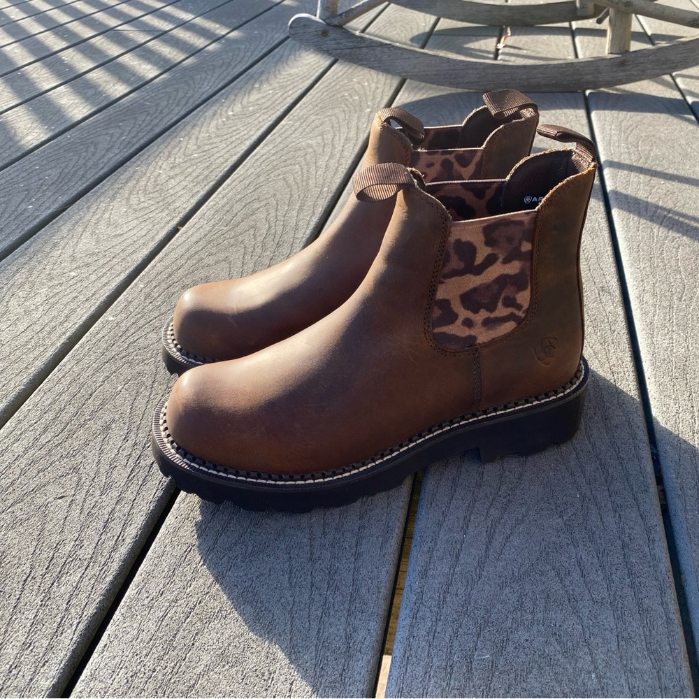 Woman’s size 8 Ariat Chelsea Fatbaby cheetah print western boots